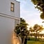 White Wall Riverfront Hotel