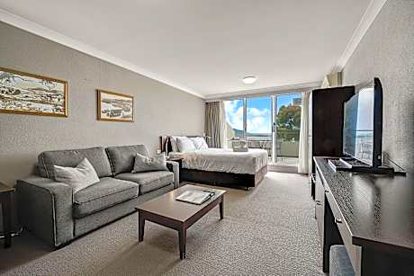 Horizons 201 - Lake Front Studio l Pool l Tennis Court l Bar l WiFi