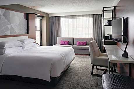 Concierge Lounge Access, Guest Room, 1 King, Sofa Bed, Corner Room, Balcony