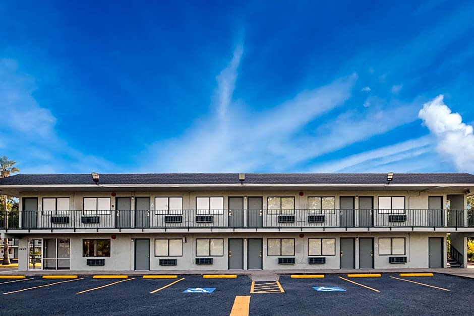 HomeTowne Studios by Red Roof Orange, TX