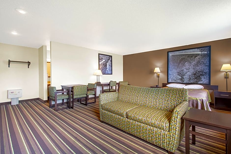 Super 8 by Wyndham Weston WV