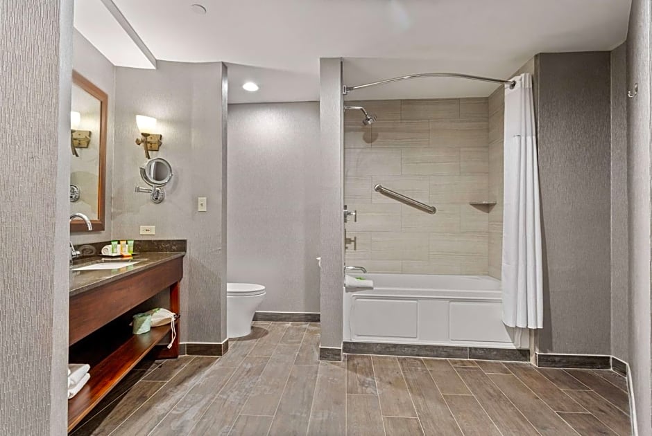 Wyndham Garden Baronne Plaza