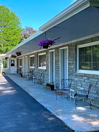 Nightshade Inn & Gardens