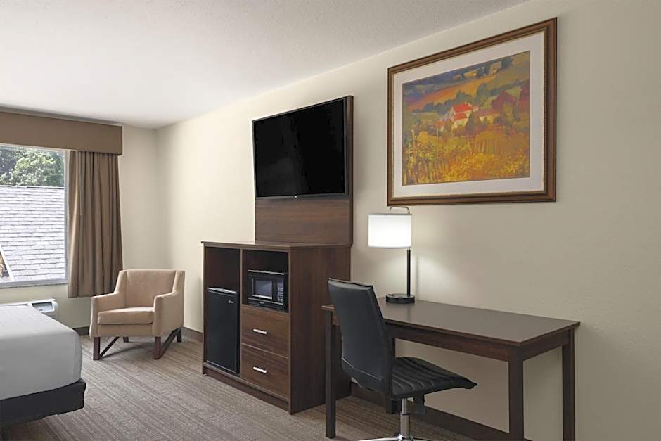 Crown Pointe Lodge; BW Signature Collection