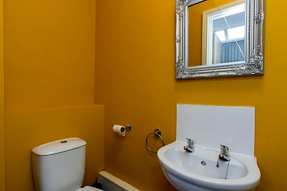 Townhouse @ 27 Electricity St Crewe