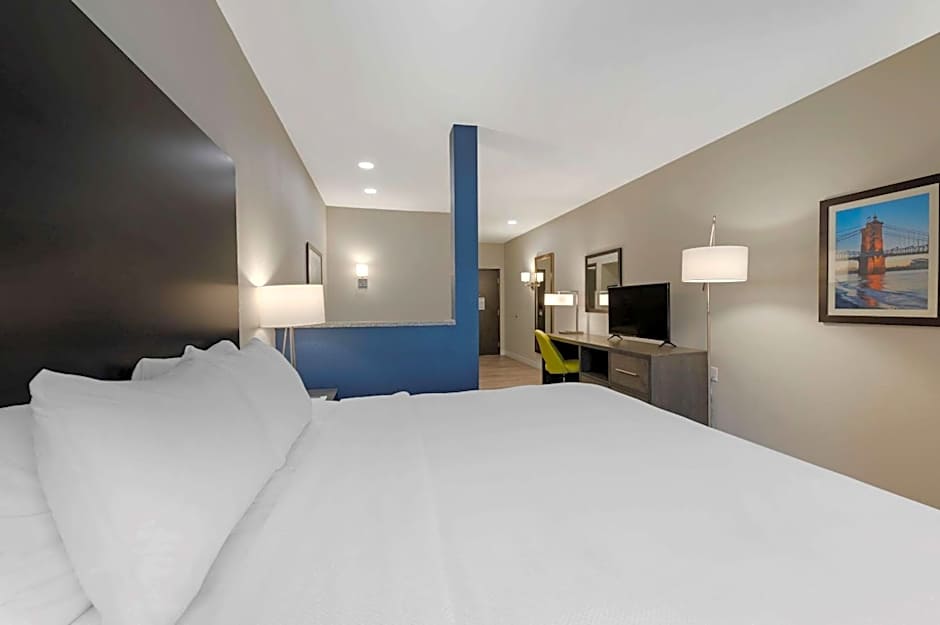 Comfort Suites Cincinnati University - Downtown