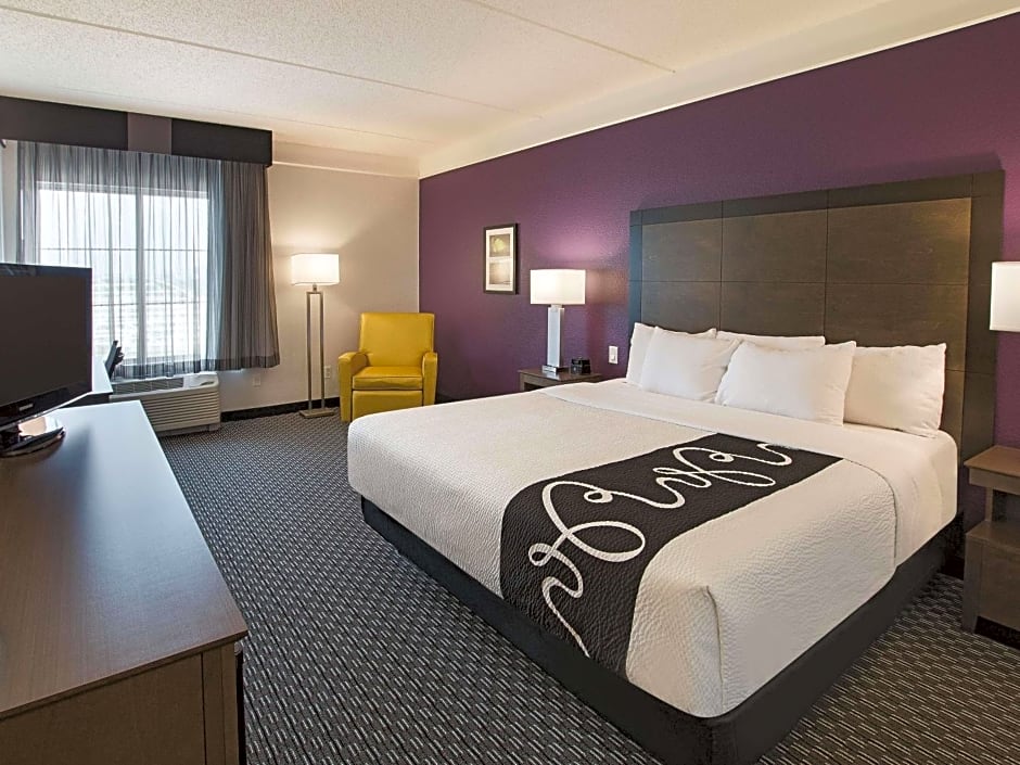 La Quinta Inn & Suites by Wyndham Arlington North Six Flags Drive