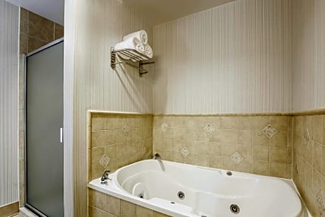 1 King Bed With Whirlpool