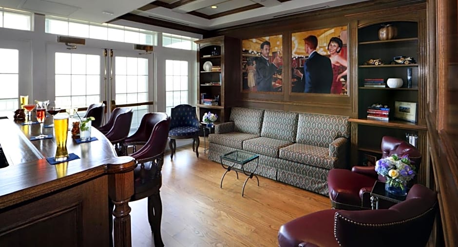 Madison Beach Hotel, Curio Collection by Hilton
