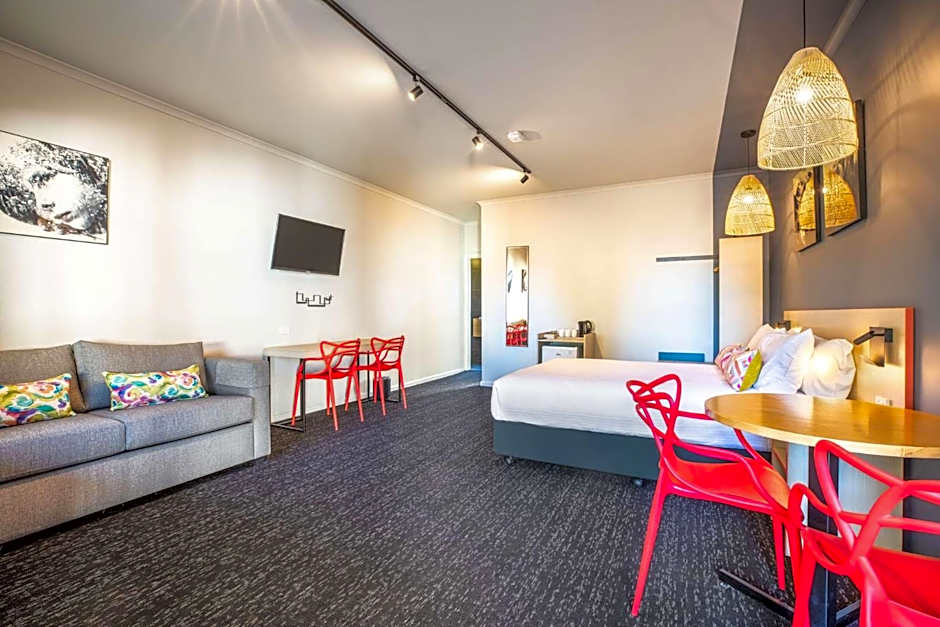 Nightcap at Monash Hotel