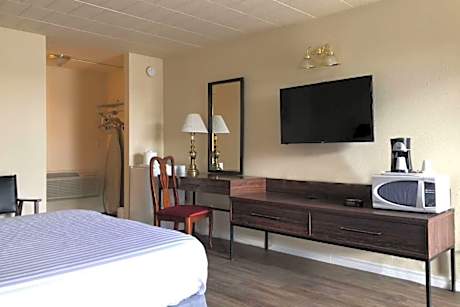 Queen Suite with Spa Bath- Non-SMoking