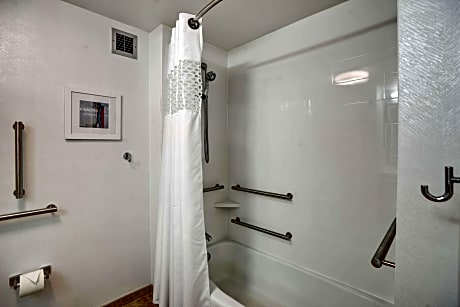  1 QUEEN MOBILITY ACCESS W/TUB NONSMOKING - MICROWV/FRIDGE/HDTV/WORK AREA - FREE WI-FI/HOT BREAKFAST INCLUDED -