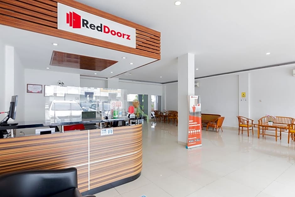 RedDoorz Plus near Living Plaza Jababeka