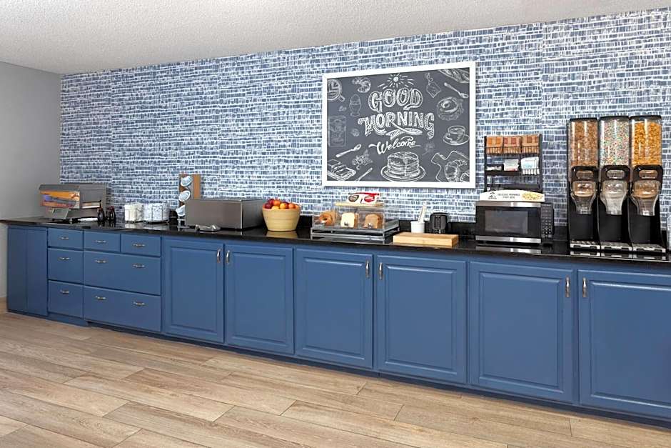 AmericInn by Wyndham Reedsburg