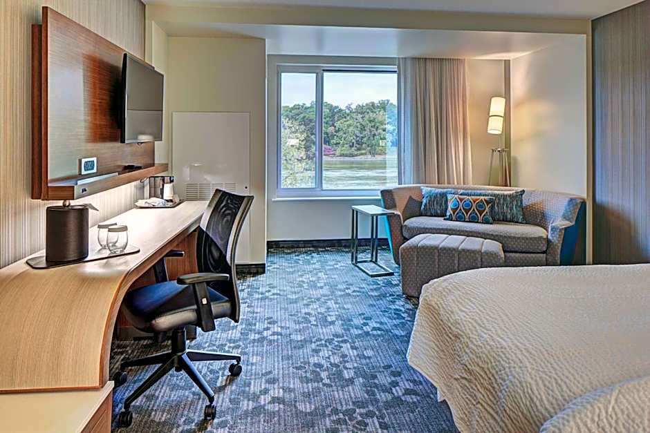 Foto 1 di 3 di 1 King Bed with Sofabed, River View