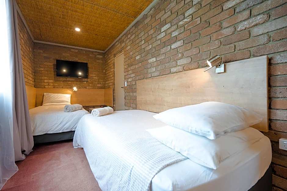 Farnham Court Motel and Restaurant