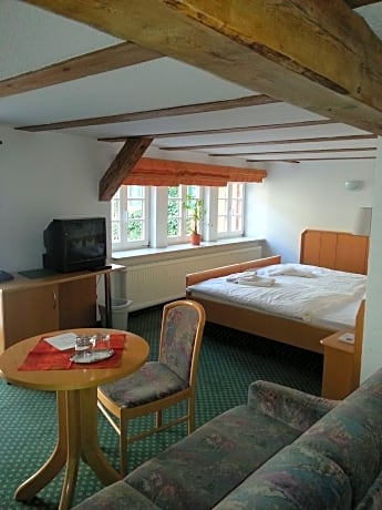 Family Room (3 Adults)