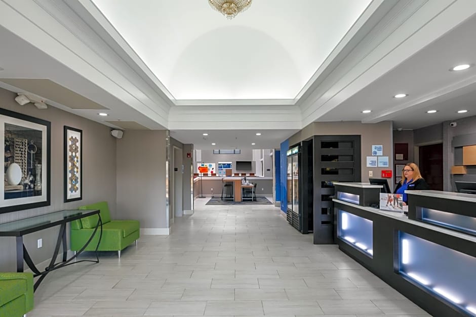 Holiday Inn Express & Suites Milton East I-10, an IHG Hotel