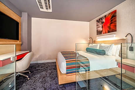 Queen Suite with One Queen Bed - City View