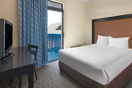 1 King Bed and 1 Double Bed 2- Bedroom Suite Balcony Non-Smoking