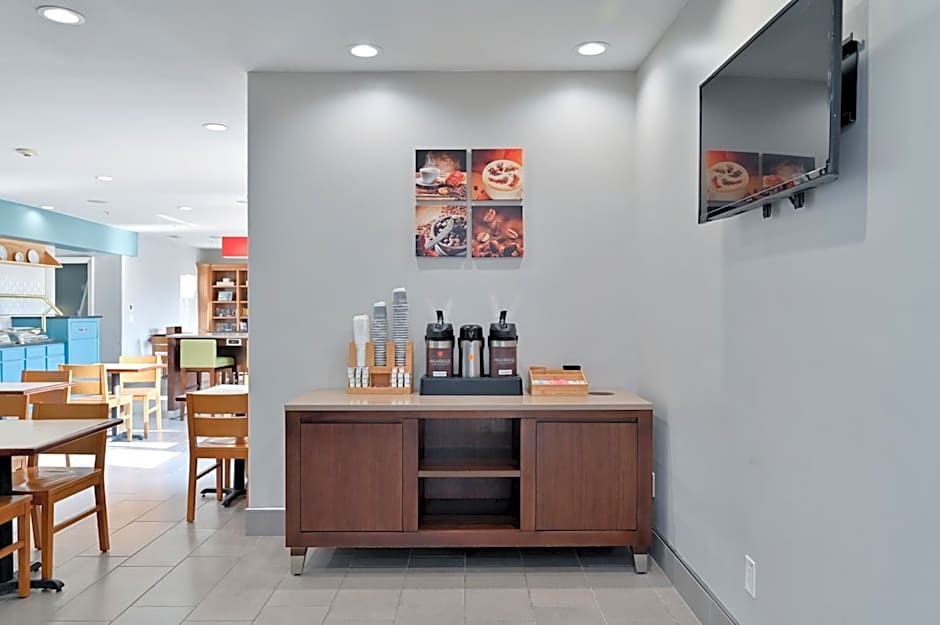 Country Inn & Suites by Radisson, Bloomington-Normal Airport, IL