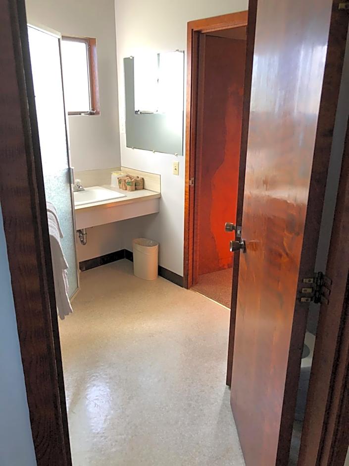 Curly Redwood Lodge