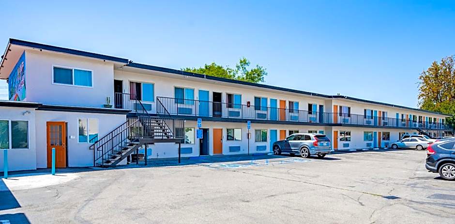 Tradewinds Motel