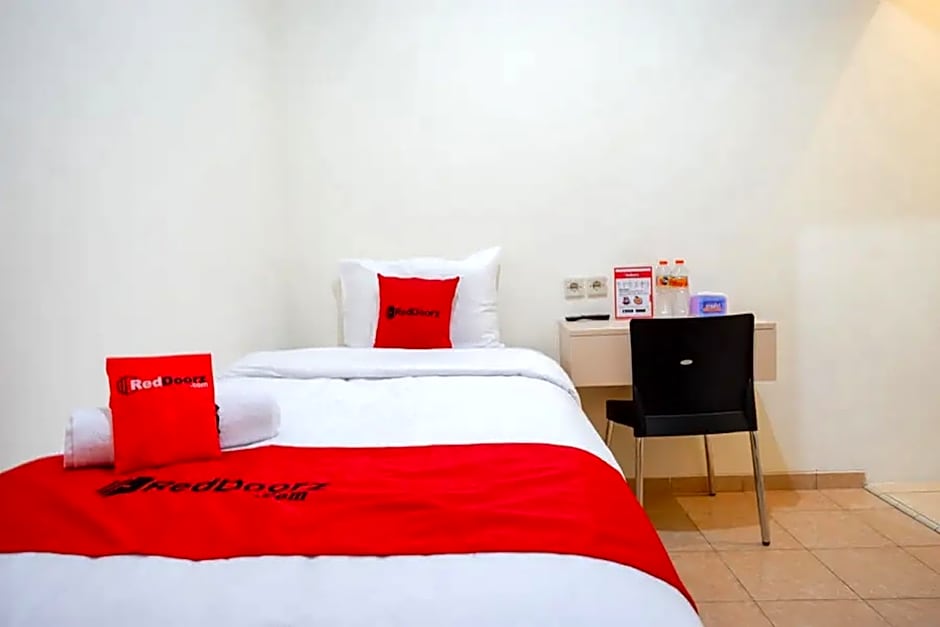 RedDoorz near Alun Alun Kudus 2