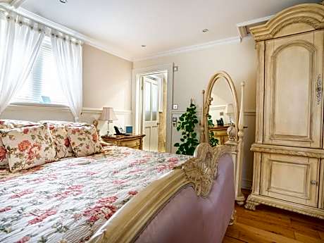 Standard Double Room with Shower -Mews building