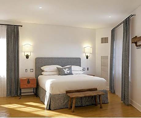 Deluxe King Suite