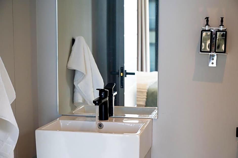 Luxury Bellagio 302 with Sea Views and Inverter