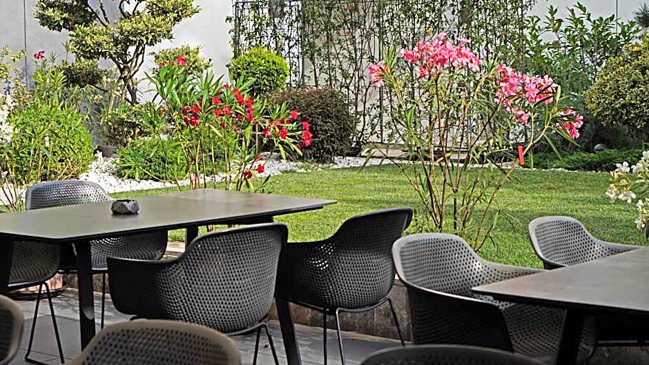 Aniroc Signature Hotel