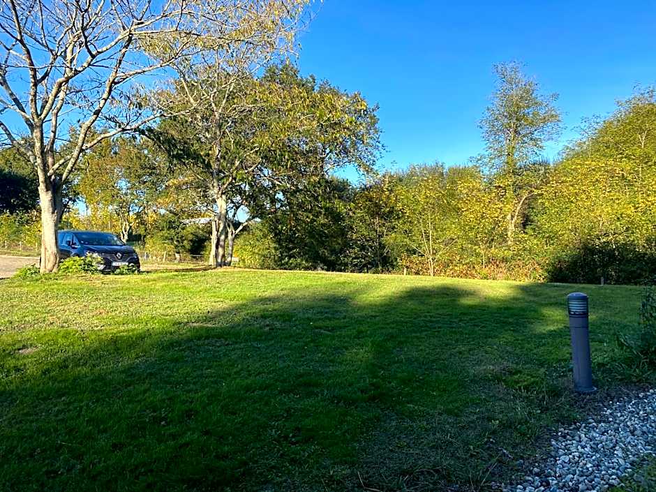 Maisonnette dans village vacances canapé convertible , chambre 1 lit et mezzanine ,draps en plus