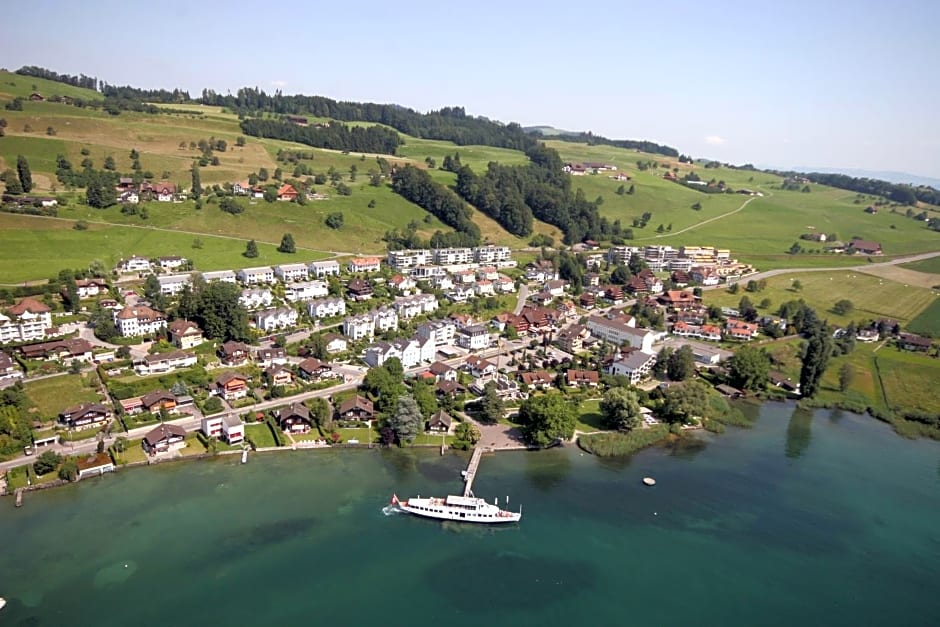 Schloss-Hotel am See - Swiss-Chalet Merlischachen