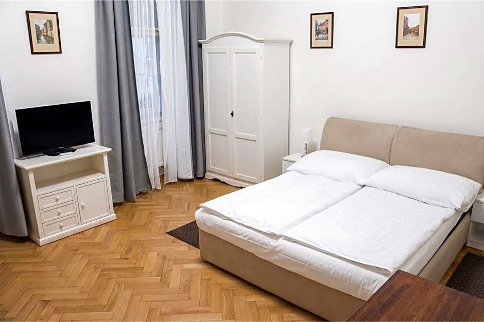 Three Golden Crowns Apartments