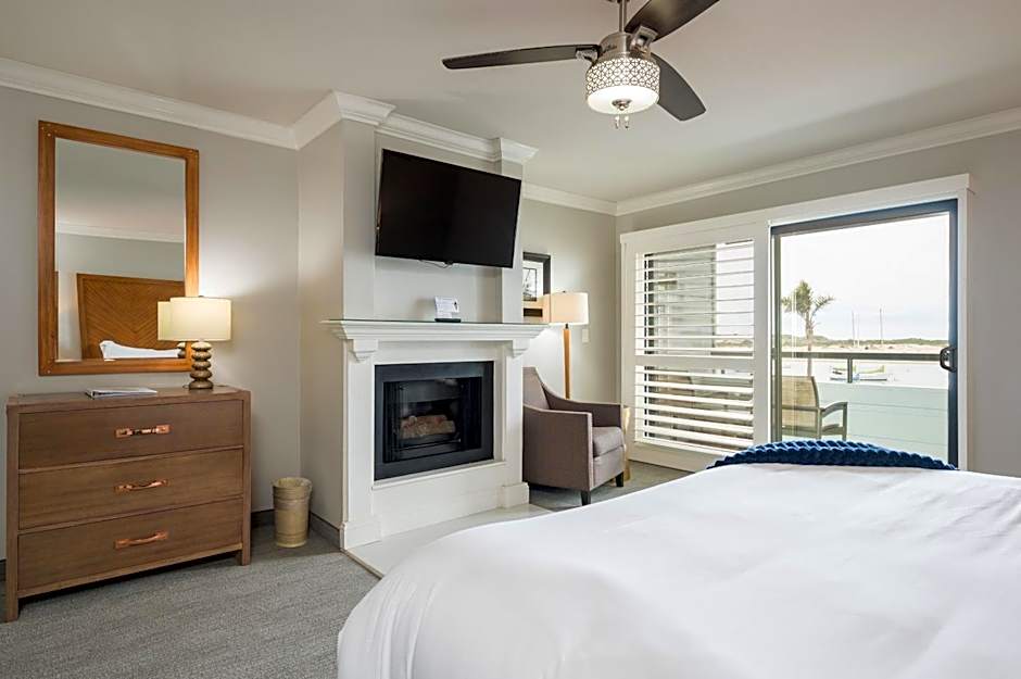 456 Embarcadero Inn & Suites