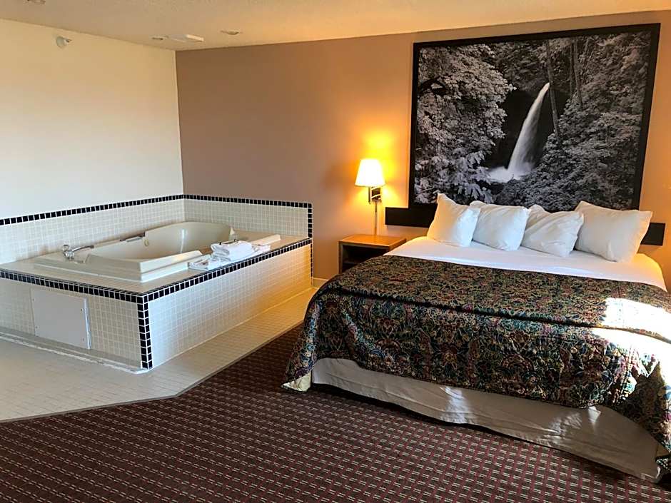 Foto 1 di 6 di Deluxe Studio 1 King Bed Suite, Jetted Tub