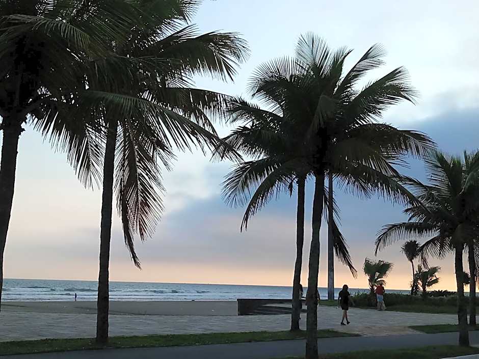 Prédio com piscina na cobertura frente ao mar, apartamento para até 6 pessoas e 3 crianças até 8 anos, churrasqueira na sacada, Wi-Fi grátis, NÃO oferecemos roupas de cama e banho, 1 vaga de garagem, na Praia Grande-Vila Mirim