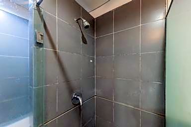 RedDoorz Premium near Paris Van Java Mall