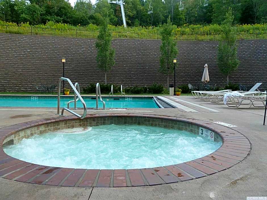Slopeside Ski-In/Ski-Out ; HotTub ; 2 Room 2 Bath