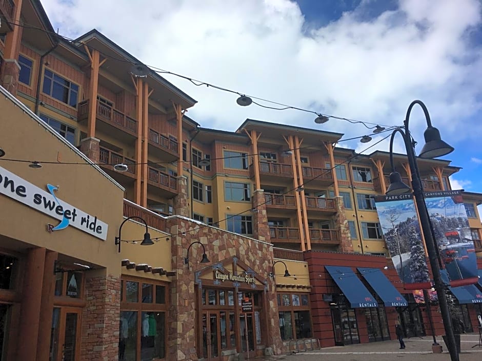Sundial Lodge Larger Penthouse by Canyons Village Rentals