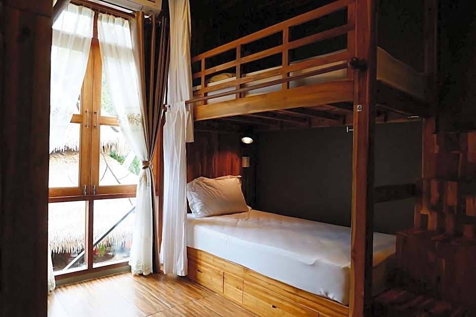 Lipe - Bloom Cafe and Hostel