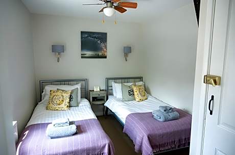 Double or Twin-Standard-Ensuite with Shower-Street View-Twin Room