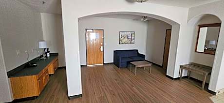 2 Queen Beds NSMK Three Bedrooms Two Sofabeds 2 Tvs Living Area Microwave Fridge Full Breakfast