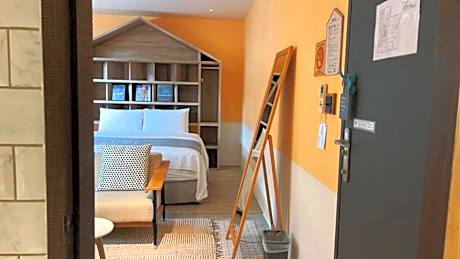 Standard Double Room No.3 Library