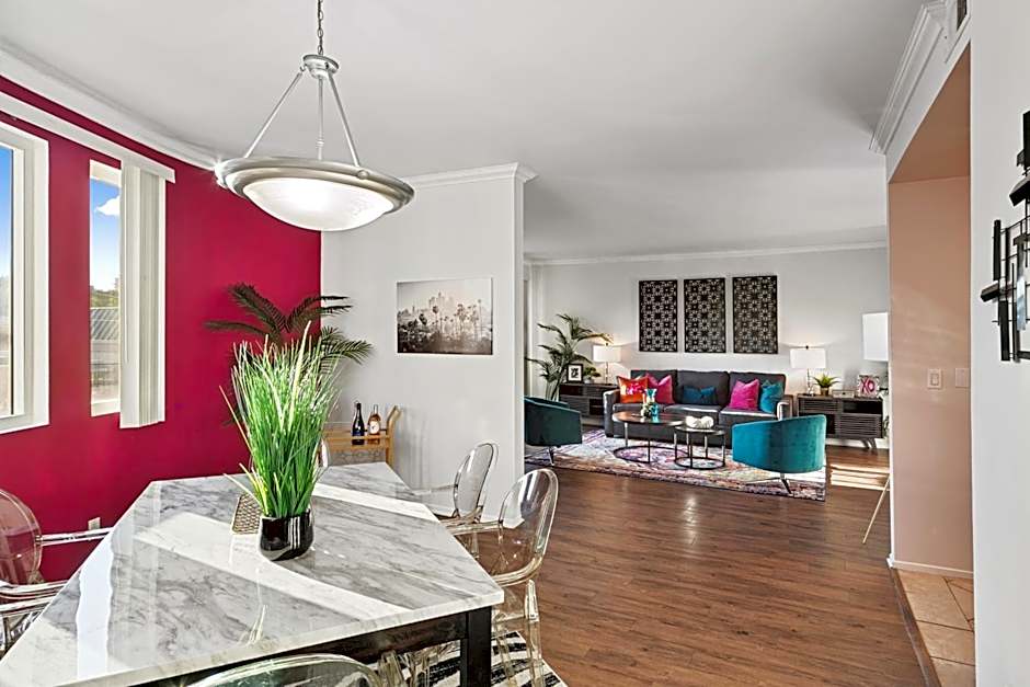 Beverly Hills Chic 2 bed 2bath with Patio and Parking 309
