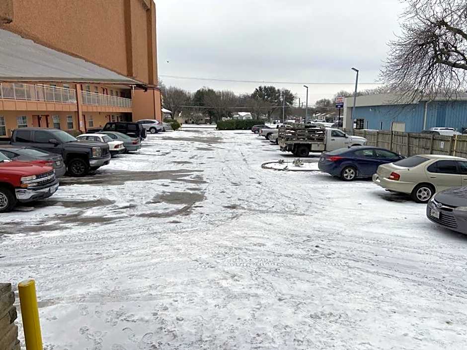 Benbrook Inn & Suites
