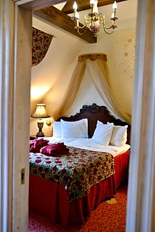 Suite with Fireplace and Spa Access