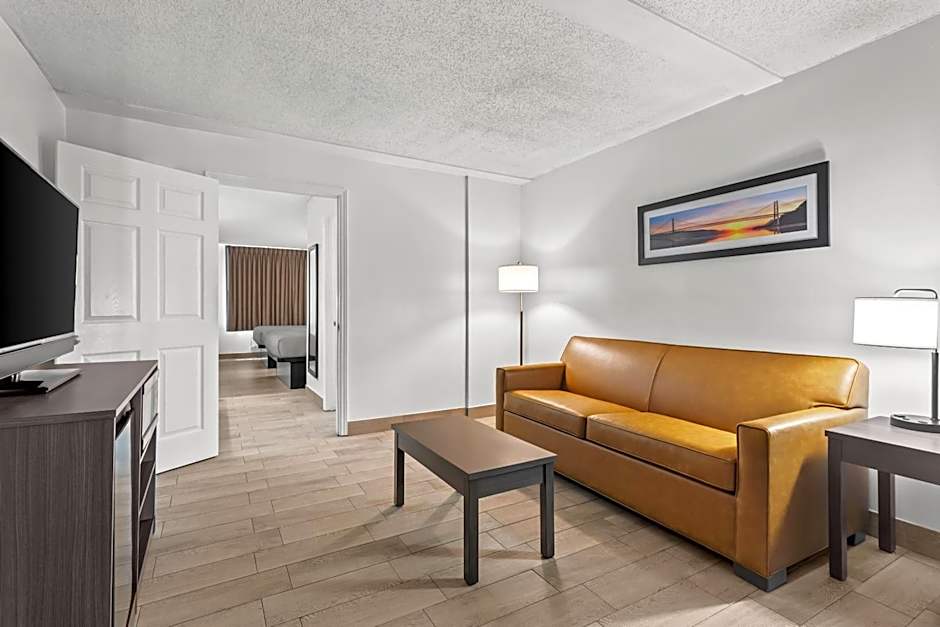 Quality Inn & Suites At Tropicana Field