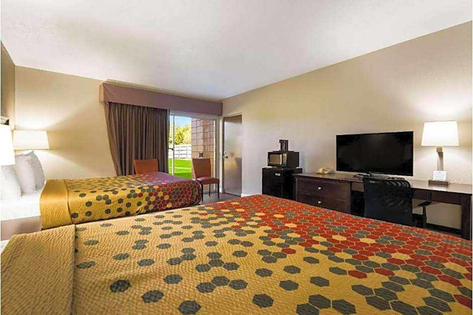 Perry Inn & Suites By Capital O National Fairground GA I 75